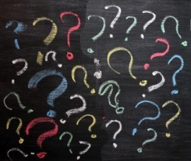 14287488-punti-interrogativi-sulla-lavagna-la-decisione-confusione-faq-o-altro-concetto-scrittura-a-mano-con-